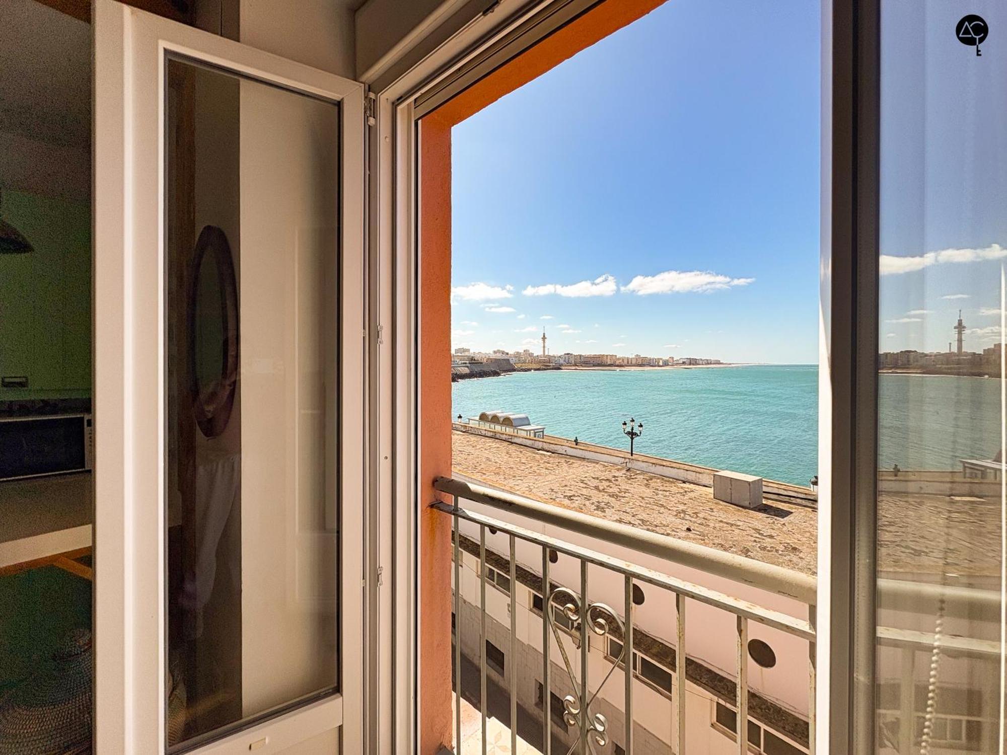 Apartamento The Traveller`s house Balcón al Mar con Ascensor Cádiz Exterior foto